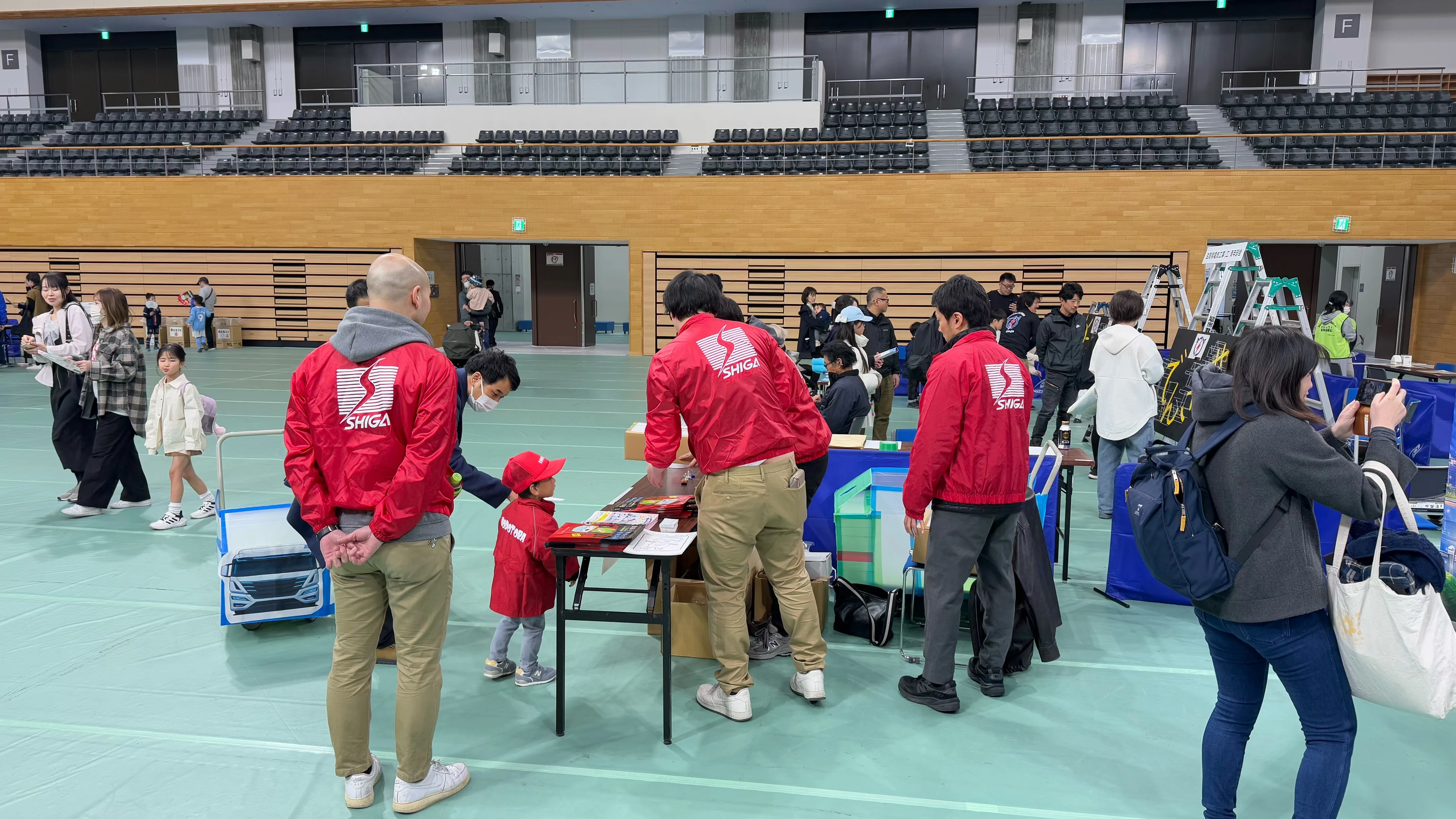 しがワークフェスタで来場者に対応する会員